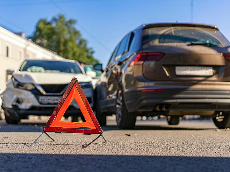 Verhaltensregeln bei einem Verkehrsunfall: Was ist die beste Vorgehensweise?